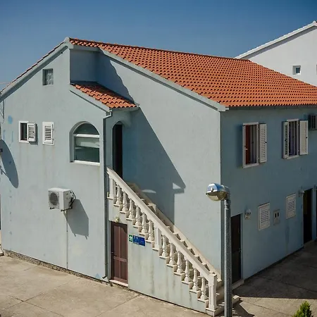 Sunny Apt Perfect For Couple דירה *