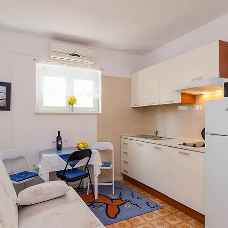 Sunny Apt Perfect For Couple Orebić